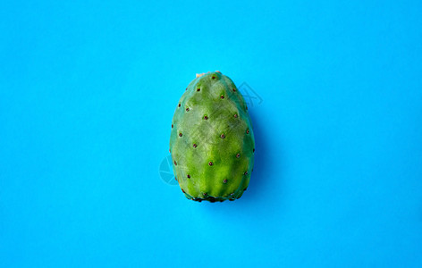 水果,饮食食物成熟的仙人掌水果或刺梨蓝色背景蓝色背景上的仙人掌水果或刺梨图片