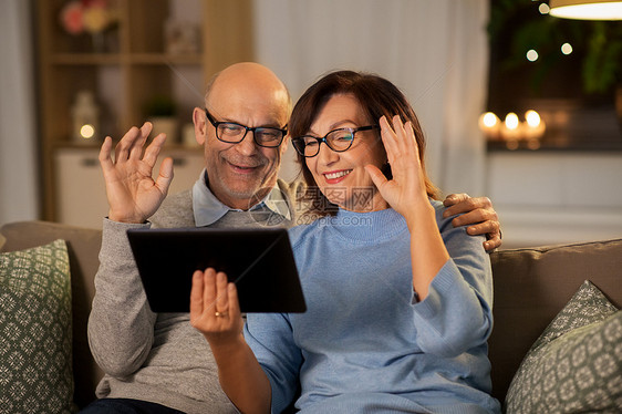 技术,老年人人的快乐的微笑老年夫妇与平板电脑电脑有视频电话家里晚上老夫妇与平板电脑有视频电话家里图片