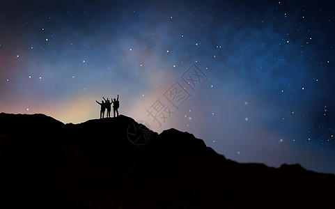 旅行,徒步旅行成功群旅行者或朋友星空或背景上的山边庆祝胜利旅行者夜空中庆祝成功图片