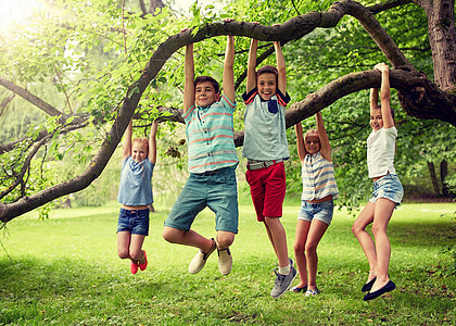 友谊,童年,休闲人的群快乐的孩子或朋友挂树上,夏天的公园里玩得很开心快乐的孩子们夏天的公园里挂树上图片
