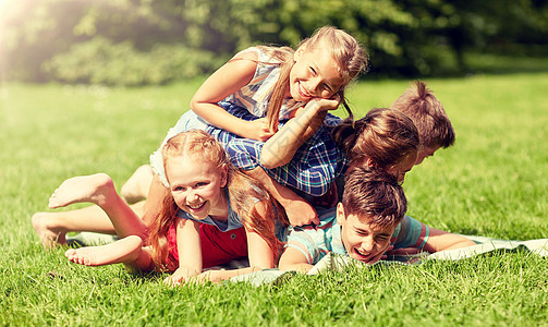 友谊,童年,休闲人的群快乐的孩子或朋友夏天的公园玩玩快乐的孩子们夏天的公园玩玩得开心图片