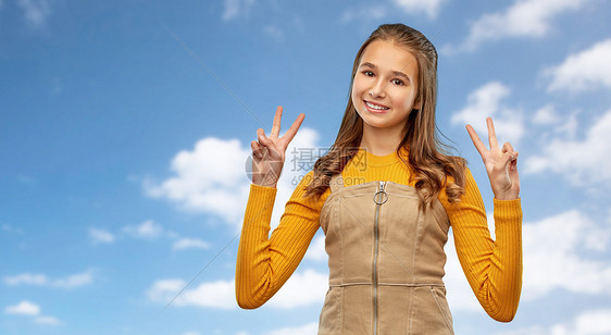赢得手势,情感人的快乐微笑的年轻少女灰色背景上展示平的手牌微笑的年轻少女平的手标志图片
