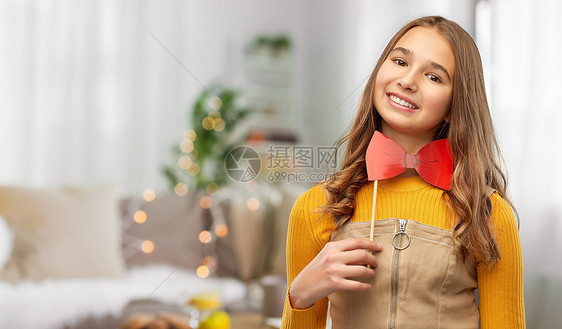 派道具,照片亭人的微笑的十几岁女孩与大红结家里的背景快乐的十几岁女孩与红色保龄球派配件图片