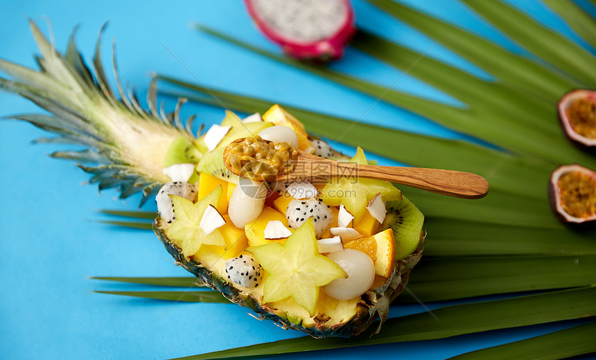 ‘~食物,夏季健康的饮食混合同的异国水果菠萝与木勺绿色扇棕榈叶蓝色背景菠萝中异国水果与勺子的混合  ~’ 的图片
