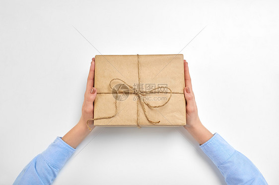 送货,邮件服务,人员装运女手与ECO包裹箱捆绑邮局邮局用绳子绑着包裹盒的手图片
