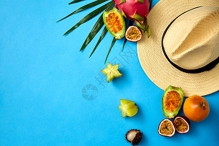 暑假,假期旅游草帽异国水果的蓝色背景蓝色背景上的草帽异国水果图片