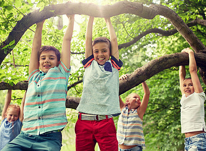 友谊,童年,休闲人的群快乐的孩子或朋友挂树上,夏天的公园里玩得很开心快乐的孩子们夏天的公园里挂树上图片