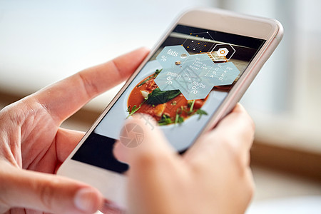 食物,饮食,技术,烹饪人的密切的手与Gazpacho汤照片智能手机屏幕营养价值图表餐厅手电话食物营养价值图图片