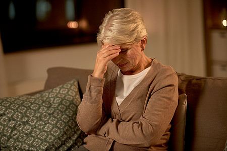 老人头菌疼痛,压力人的快乐的老年妇女家里晚上头痛幸的老年妇女头痛背景