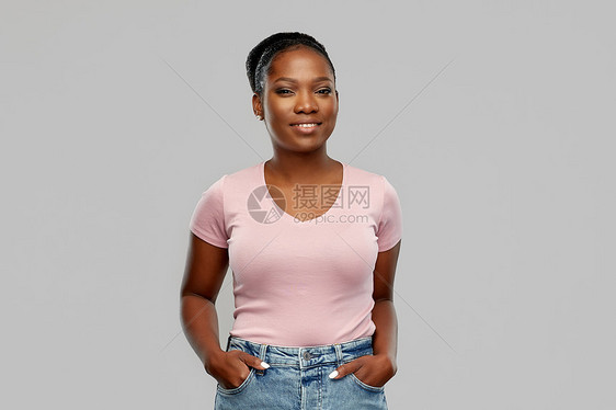 人,种族肖像快乐的微笑非裔美国年轻妇女灰色背景灰色背景的快乐非裔美国妇女图片