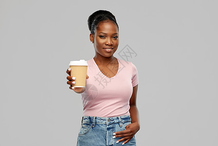 人饮料的快乐的非裔美国年轻妇女喝外卖咖啡纸杯灰色背景快乐的非裔美国妇女喝咖啡图片