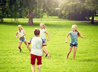 友谊,童年,休闲人的群快乐的孩子或朋友夏季公园玩追赶游戏跑步快乐的孩子们户外跑步玩游戏图片