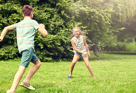 友谊,童年,休闲人的群快乐的孩子或朋友夏季公园玩追赶游戏跑步快乐的孩子们户外跑步玩游戏图片