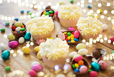 复活节,食物假日糖霜纸杯蛋糕与巧克力鸡蛋糖果桌子上桌上复活节鸡蛋糖果的纸杯蛋糕图片