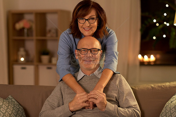 关系,老年人的快乐的微笑老年夫妇拥抱沙发上家里晚上幸福的老年夫妇家里沙发上拥抱图片