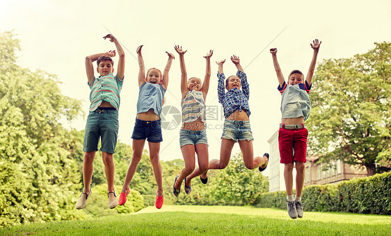 友谊,童年,休闲人的群快乐的孩子或朋友夏天的公园里跳起来玩快乐的孩子们夏天的公园里跳跃玩得开心图片