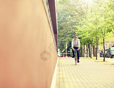 生活方式,交通人们的年轻人骑自行车城市街道年轻人骑自行车城市街道上图片