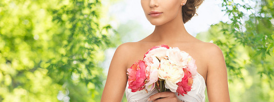 婚礼人们的美丽的年轻女人或新娘与花束绿色的自然背景带花束的年轻女子或新娘图片