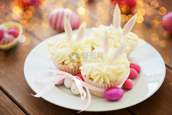 复活节,食物假日木桌上有彩色鸡蛋糖果的磨砂纸杯蛋糕桌上有复活节鸡蛋糖果的纸杯蛋糕图片