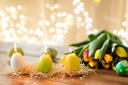 复活节,假日,传统象燃烧蜡烛的形状,鸡蛋郁金香花节日灯的背景复活节彩蛋郁金香花形状的蜡烛图片