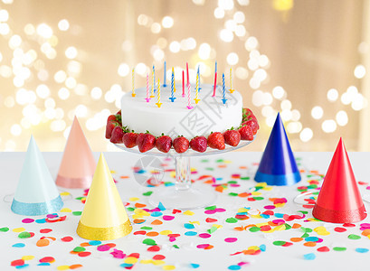 食物,甜点派生日蛋糕与蜡烛草莓站灯光米色背景生日蛋糕配蜡烛草莓图片