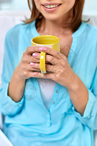 人饮料休闲用杯茶或咖啡来亲近快乐的女人用杯茶或咖啡靠近快乐的女人图片