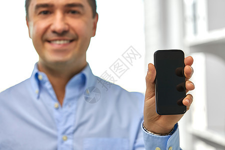 商业,人技术快乐微笑的商人智能手机黑色空白屏幕快乐的商人展示智能手机屏幕图片