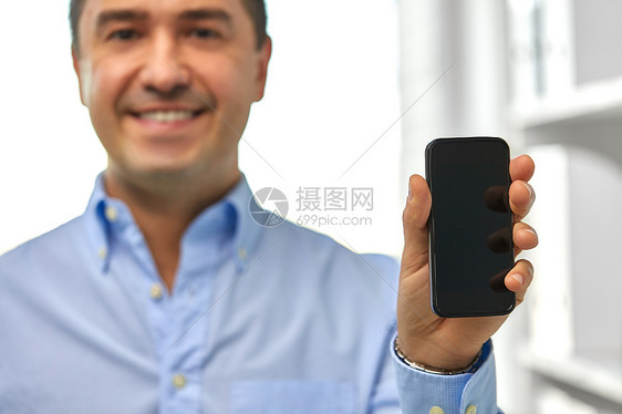 商业,人技术快乐微笑的商人智能手机黑色空白屏幕快乐的商人展示智能手机屏幕图片