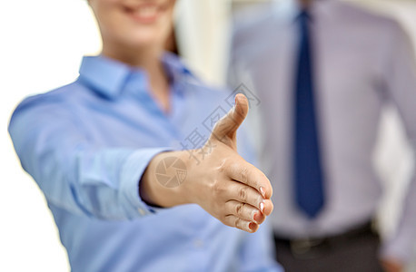 商人,合作,伙伴关系交易密切女商人办公室做握手手势女商人办公室握手图片