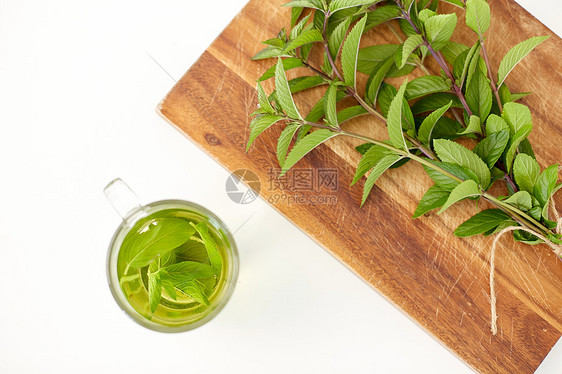 饮料,草药民族科学草药茶与新鲜薄荷木板上木板上有新鲜薄荷的草药茶图片