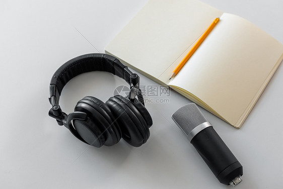 技术,录音播客耳机,麦克风笔记本与铅笔白色背景耳机,麦克风笔记本用铅笔图片