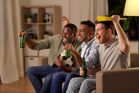 友谊,体育娱乐快乐的男朋友与足球,啤酒呜呜祖拉支持足球队家里朋友或球迷带着球啤酒家图片