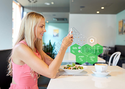 饮食,技术人的快乐的女人与智能手机沙拉午餐餐厅食物营养价值图表快乐的女人餐馆吃智能手机图片