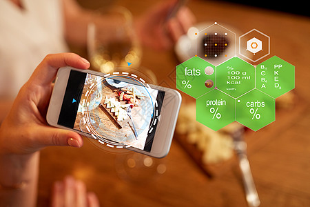技术,饮食人的手与食物智能手机屏幕上的餐厅超过营养价值图表餐厅的智能手机屏幕上着食物的手图片