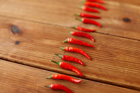 烹饪,食物烹饪红辣椒或辣椒木板上木板上的红辣椒或辣椒图片