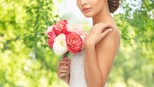 婚礼人们的美丽的年轻女人或新娘与花束绿色的自然背景带花束的年轻女子或新娘图片