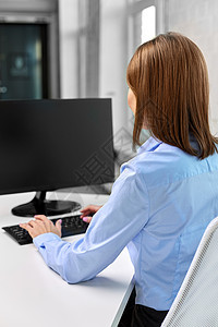 商业,技术人的商人与计算机工作办公室有电脑办公室工作的女商人图片