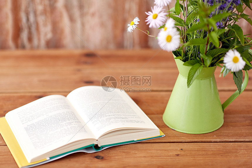 生态有机书花罐木桌上书花木桌上的水壶里图片