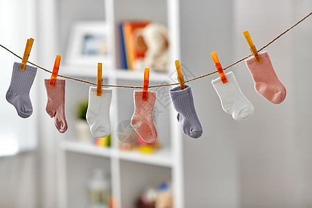 洗衣,婴儿服装套可爱的小袜子为女婴家里的晾衣绳小袜子给女婴家里的晾衣绳上图片