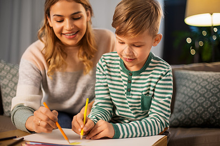 宝宝画画家庭休闲人的母亲小儿子用彩色铅笔纸家里画画母亲儿子家用铅笔画画背景