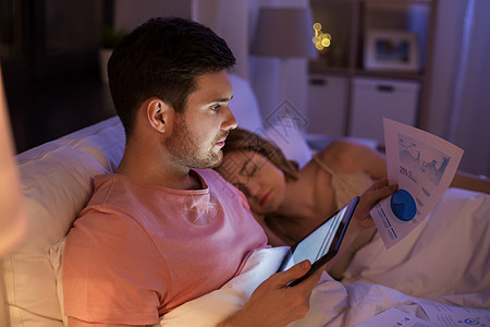 工作,截止日期人的男人与平板电脑文件工作床上晚上有平板电脑的男人晚上床上工作图片