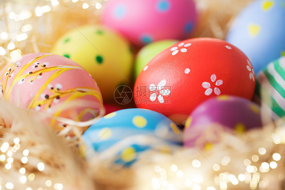 复活节,假日,传统象的彩色鸡蛋稻草稻草中彩色复活节彩蛋图片
