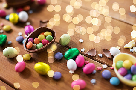 复活节,糖果糖果巧克力鸡蛋糖果滴木制背景巧克力鸡蛋糖果滴木桌上图片