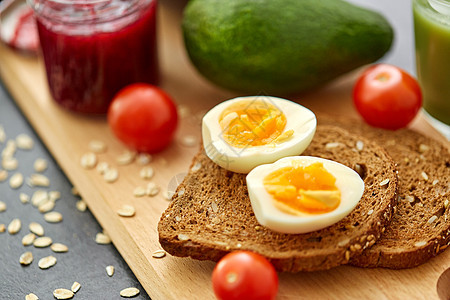 食物,饮食早餐面包与鸡蛋,樱桃西红柿,鳄梨绿色木制切割板烤面包加鸡蛋,樱桃西红柿鳄梨图片