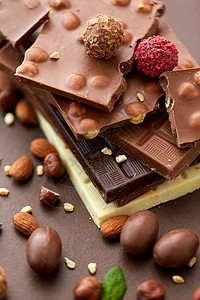 糖果,糖果食品同的巧克力棒,糖果坚果棕色背景同的巧克力,糖果坚果图片