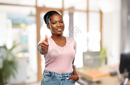 手势,公司人的微笑的年轻非洲裔美国妇女办公室背景上竖起大拇指非洲女人办公室竖起大拇指图片