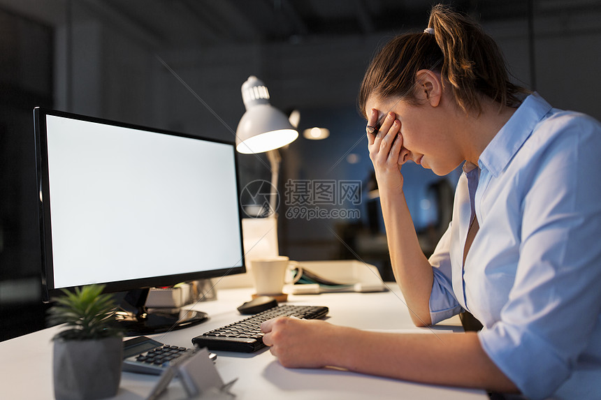 商业,截止日期失败的悲伤的女商人与电脑工作夜间办公室悲伤的女商人夜间办公室带着电脑图片