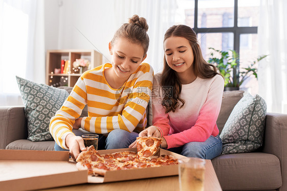 人,食物友谊的快乐的十几岁的女孩家里吃外卖比萨饼快乐的十几岁的女孩家吃外卖披萨图片