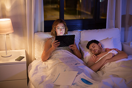 工作,截止日期人的妇女与平板电脑文件工作床上晚上有平板电脑的女人晚上床上工作图片