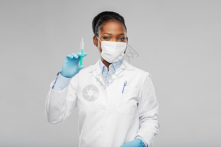 医学,疫苗接种医疗保健非裔美国女医生或科学家戴口罩与注射器灰色背景带注射器的非裔美国女医生图片
